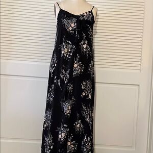 LEITH Black Floral Spaghetti Straps Maxi Dress
Size M Spring/Summer